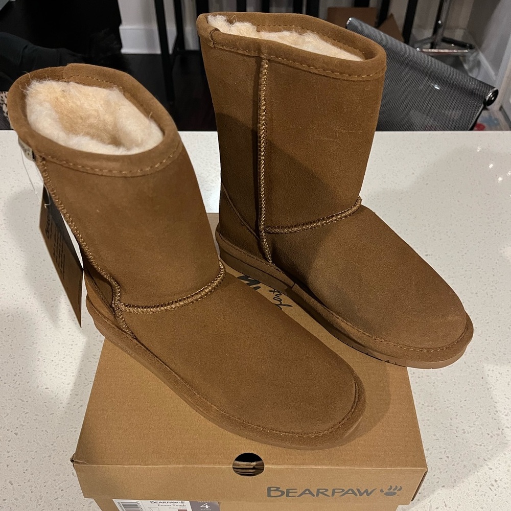 Bearpaw Boots youth size 4 Hickory
